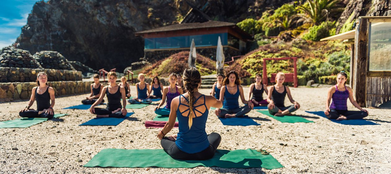 Llega a Chile una nueva marca de ropa de yoga sustentable
