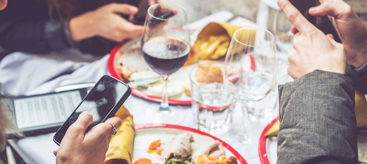 Comer viendo el celular podría ayudarte a bajar de peso