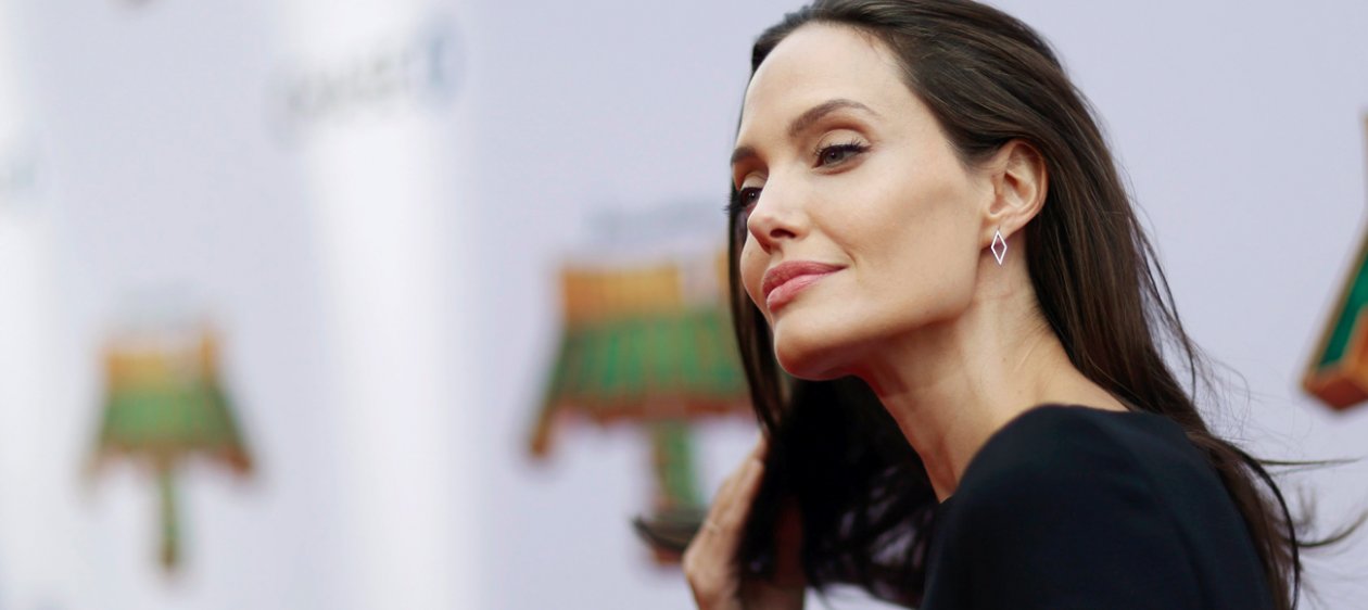 Angelina Jolie sorprende a sus seguidores piloteando un avión