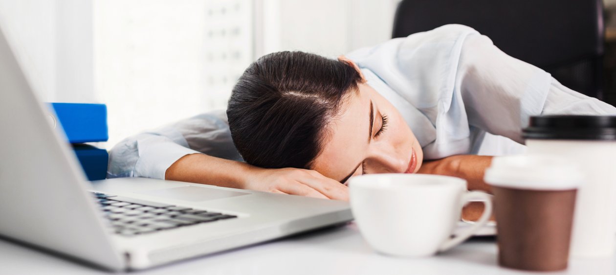 ¿Por qué dormir una siesta en el trabajo mejoraría la productividad?
