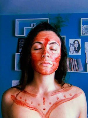 El extraño ritual de pintarse la cara con sangre menstrual