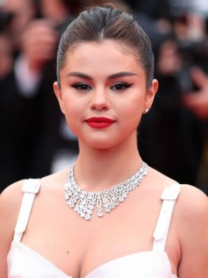 Selena Gomez anunció el lanzamiento de su propia línea de maquillaje