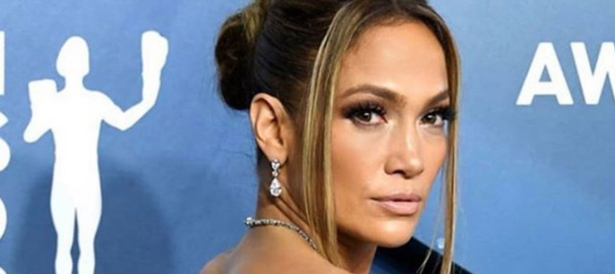 Jennifer Lopez luce estupenda desde la playa sin maquillaje y extensiones